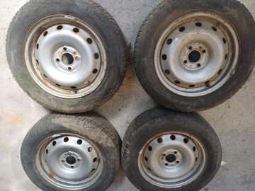 Dacia Sandero (2008-2012) 15" 4X100 ET 40 Lemezfelni Szett Téli Gumival 185 65 R15