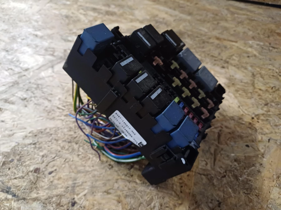 Ford Fiesta MK6 (2008-2017) 1.4Tdci Diesel Biztosíték Tábla 