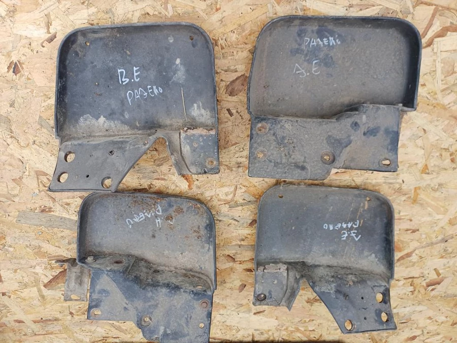 Mitsubishi Pajero (1996-2001) Sárvédő Gumi Szett 