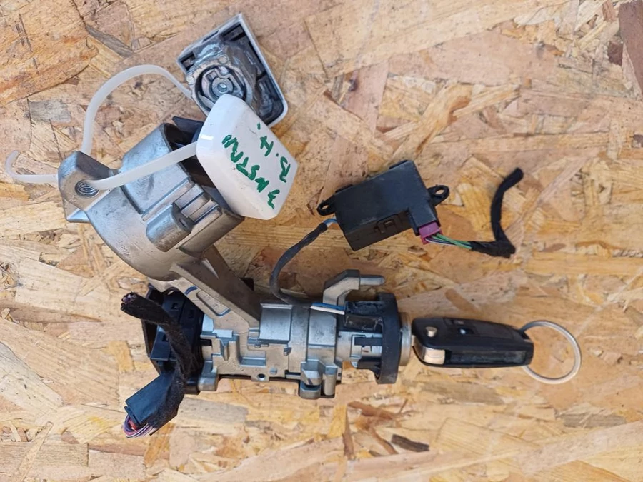 Opel Astra J (2009-2015) Gyújtáskapcsoló Bal Első Ajtó Zárbetéttel 