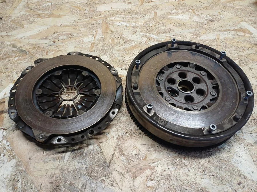 BMW 1 E81 E82  E87 (2005-2011) 1.8 Benzines Kettős Tömegű Lendkerék 