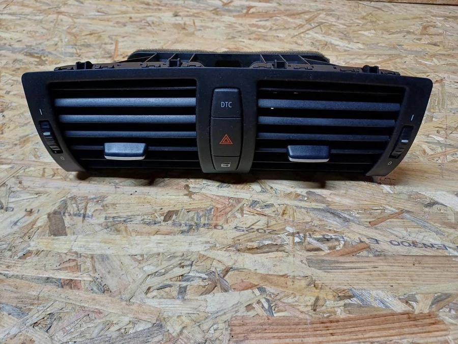 BMW 1 E81 E82  E87 (2005-2011) Középső Szellőző 