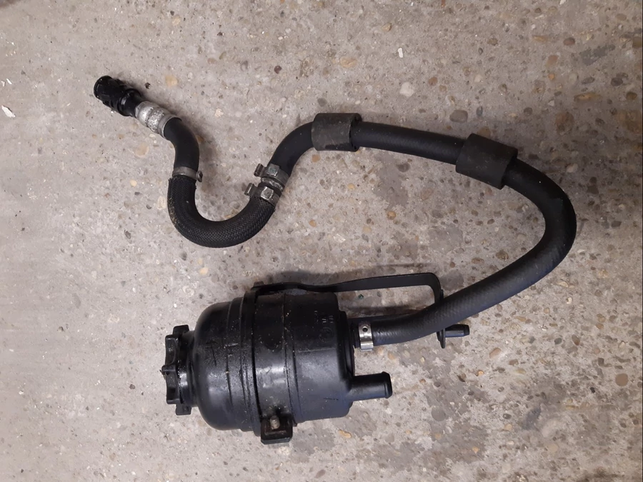 BMW 5 E60/61 (2003-2009)  Szervóolaj Tartály