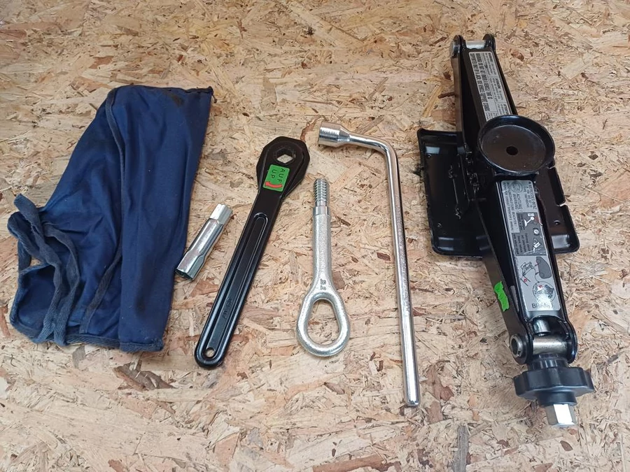 Mercedes B Class W245 (2005-2011) Szerszámkészlet Emelővel Vonószemmel 