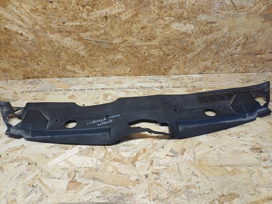 Toyota Corolla Verso ( 2005-2009) Zárhíd Burkolat 