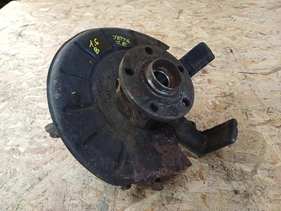 Vw Jetta (2005-2010) 1.6 Benzines Bal Első Csonkállvány Kerékaggyal 