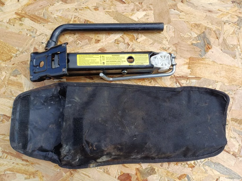 Opel Corsa C (2000-2010) Emelő Kulcssal 